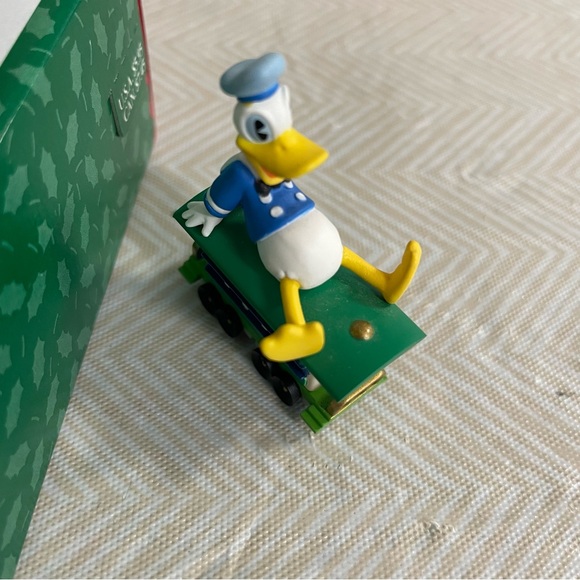 Hallmark Disney Donald Duck Vintage Christmas Ornament Tree Detailed Collectors - Picture 2 of 3